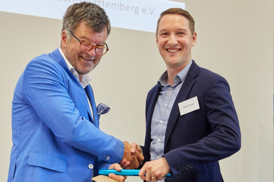 Michael Krieger und Michael Peter bei der Übergabe des Staffelstabs.