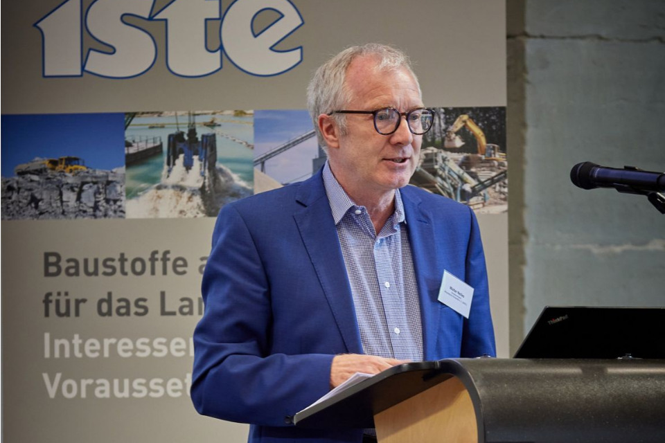 Walter Nelles vom MIRO spricht über die Aktivitäten des MIRO.