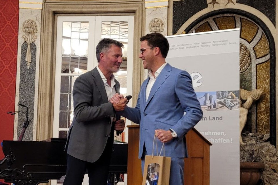 Oliver Mohr schüttelt die Hand von Manuel Hagel