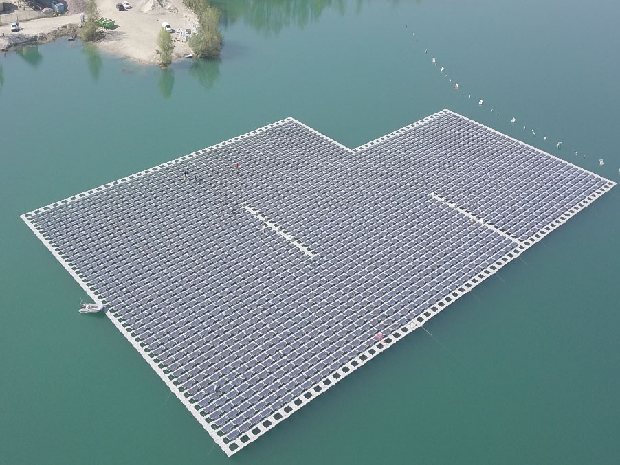 Eine PV-Anlage schwimmt auf einem Baggersee. 